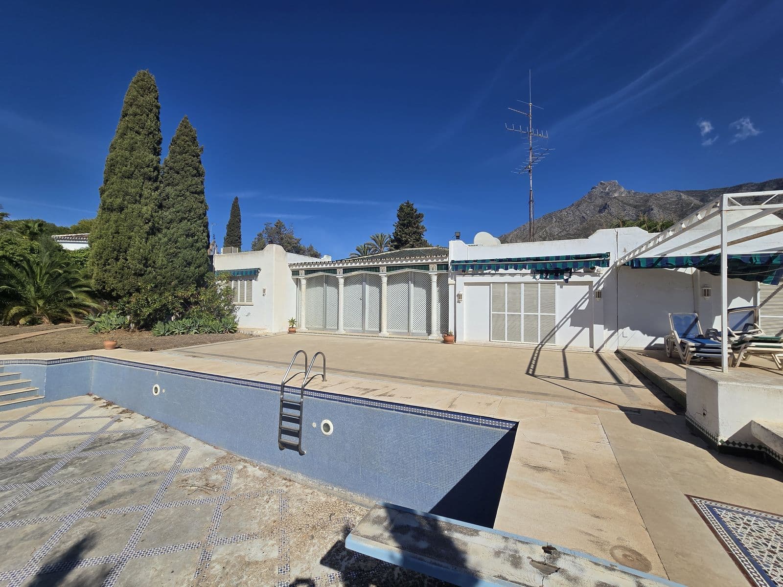 Villa in Marbella Hill Club, Marbella · 6 bedrooms · 200524