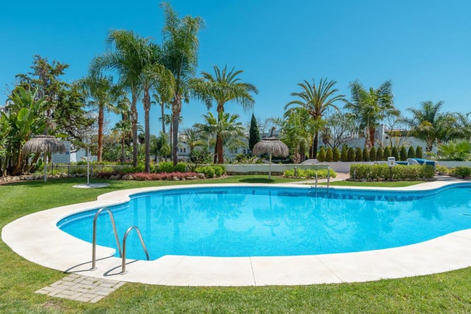 Piso en Marbella Real, Marbella · 2 dormitorios · 200687